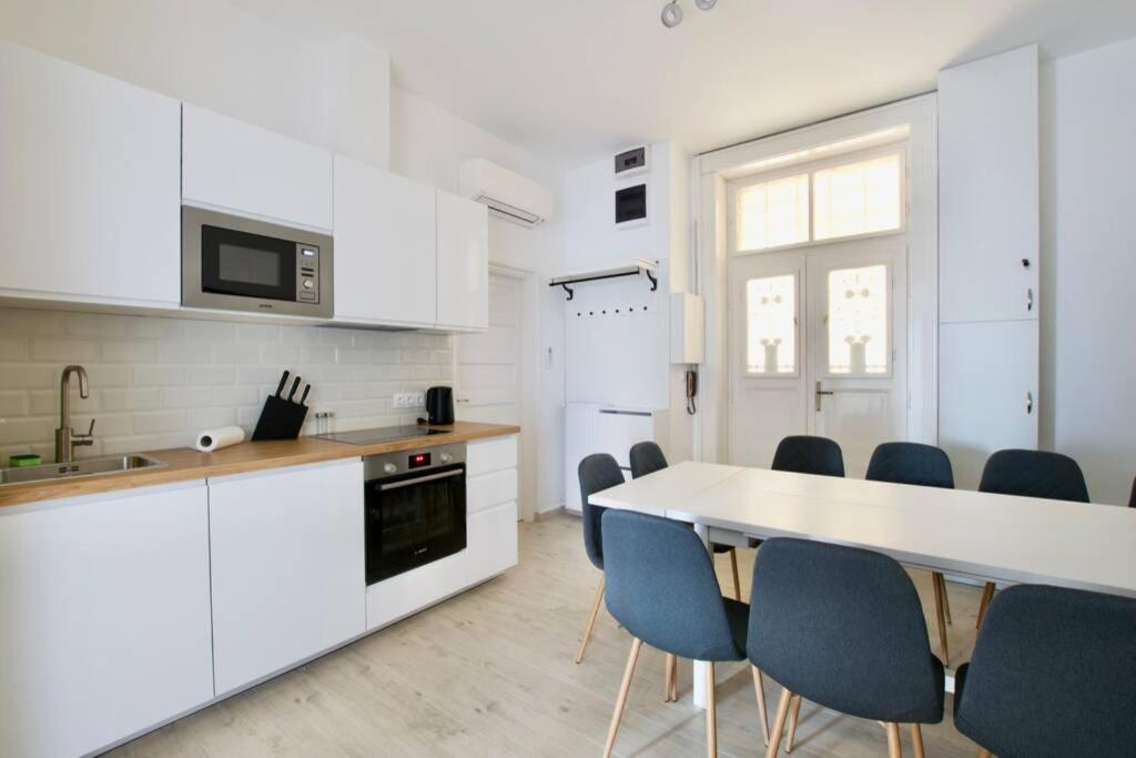 Premium Apartment By Hi5 - Astoria 4 Bedroom Budapest Exteriör bild