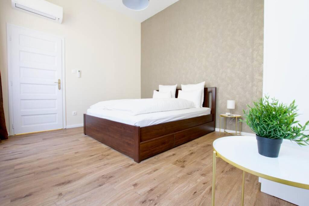 Premium Apartment By Hi5 - Astoria 4 Bedroom Budapest Exteriör bild