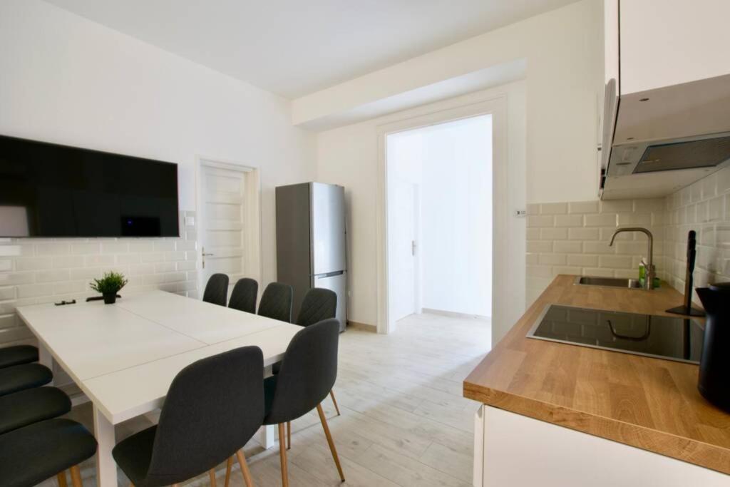 Premium Apartment By Hi5 - Astoria 4 Bedroom Budapest Exteriör bild